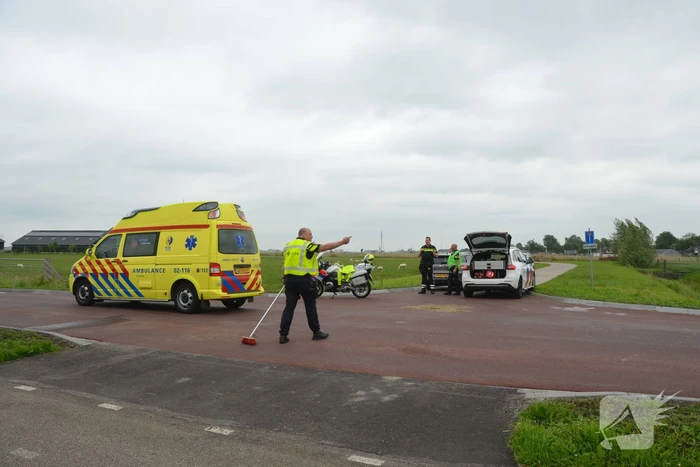 Twee auto's botsen op kruispunt