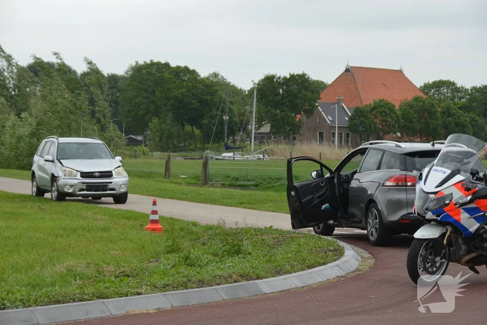 Twee auto's botsen op kruispunt