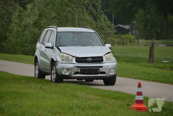 Twee auto's botsen op kruispunt