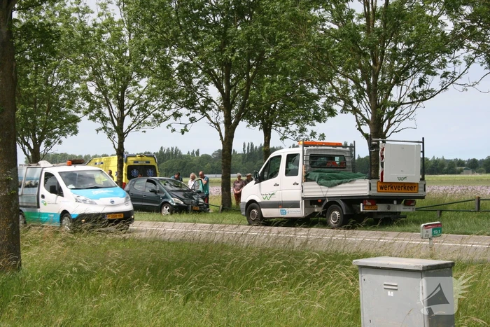 Automobiliste raakt van de weg en ramt hekwerk