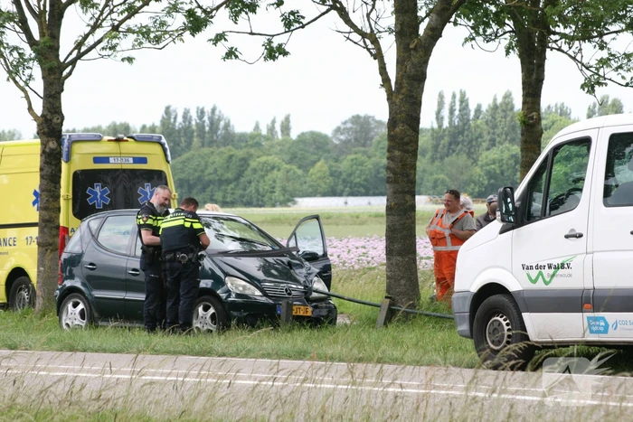 Automobiliste raakt van de weg en ramt hekwerk