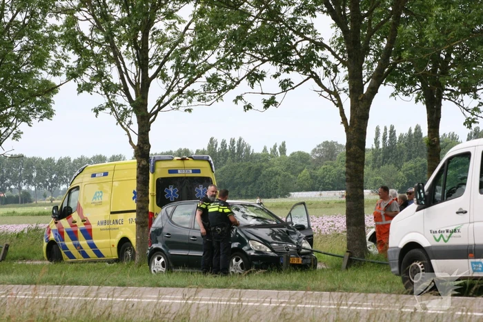 Automobiliste raakt van de weg en ramt hekwerk