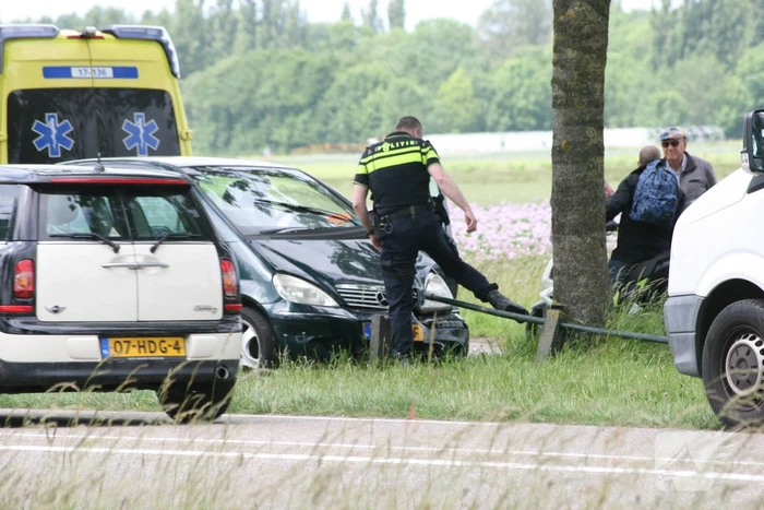Automobiliste raakt van de weg en ramt hekwerk