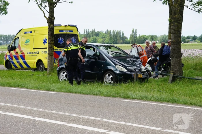 Automobiliste raakt van de weg en ramt hekwerk