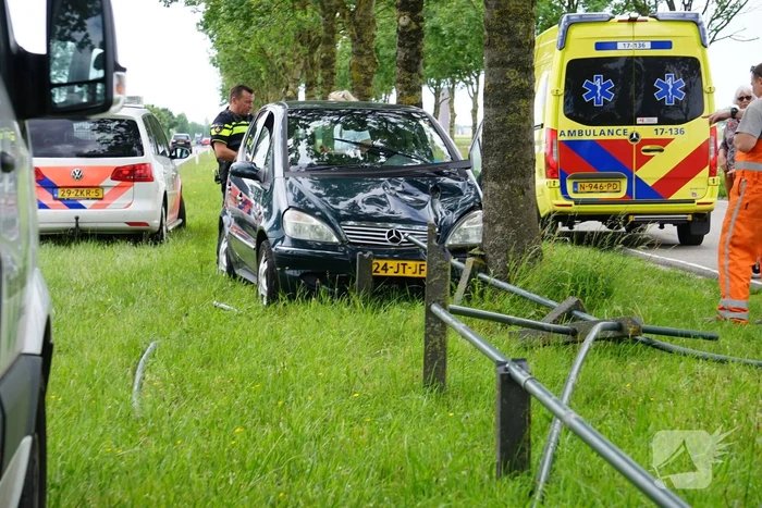 Automobiliste raakt van de weg en ramt hekwerk