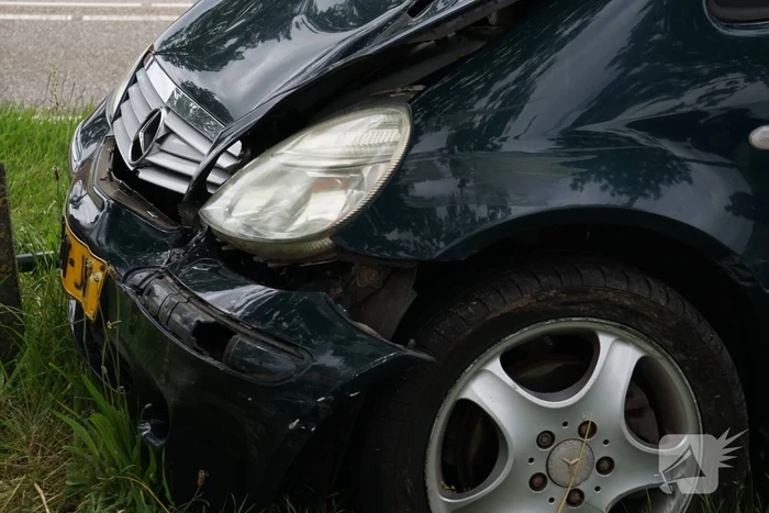Automobiliste raakt van de weg en ramt hekwerk