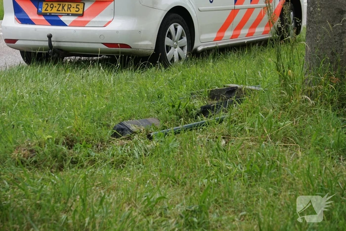 Automobiliste raakt van de weg en ramt hekwerk