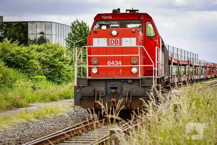 Lege goederentrein rijdt over beschadigd spoor Ponlijn