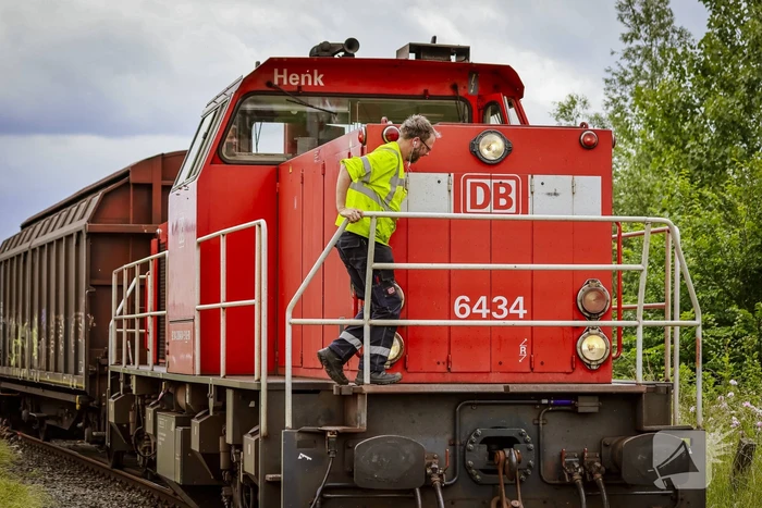 Lege goederentrein rijdt over beschadigd spoor Ponlijn