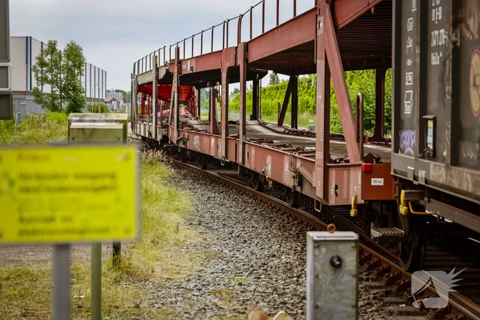 Lege goederentrein rijdt over beschadigd spoor Ponlijn