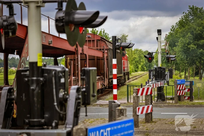 Lege goederentrein rijdt over beschadigd spoor Ponlijn