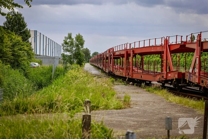 Lege goederentrein rijdt over beschadigd spoor Ponlijn