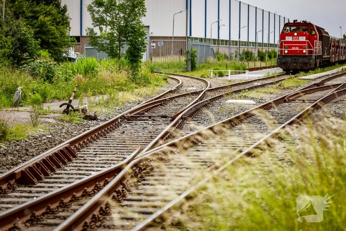 Lege goederentrein rijdt over beschadigd spoor Ponlijn