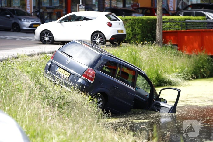 Geparkeerde auto belandt half in het water
