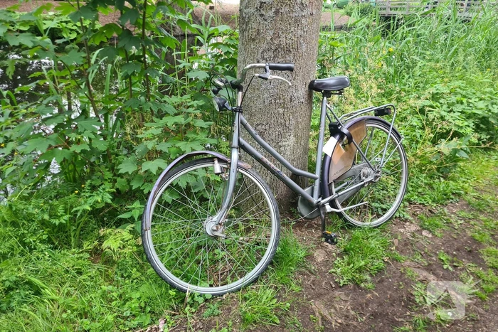 Zoekactie na gevonden fiets aan waterkant