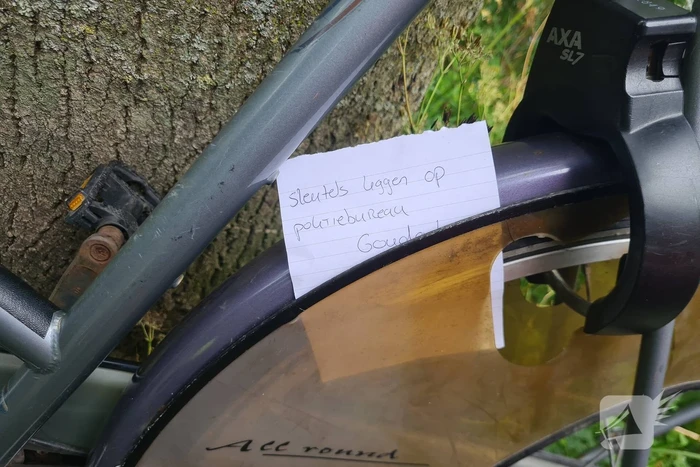 Zoekactie na gevonden fiets aan waterkant