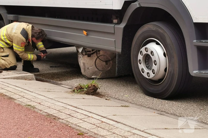 Tank vrachtwagen laat los tijdens het rijden