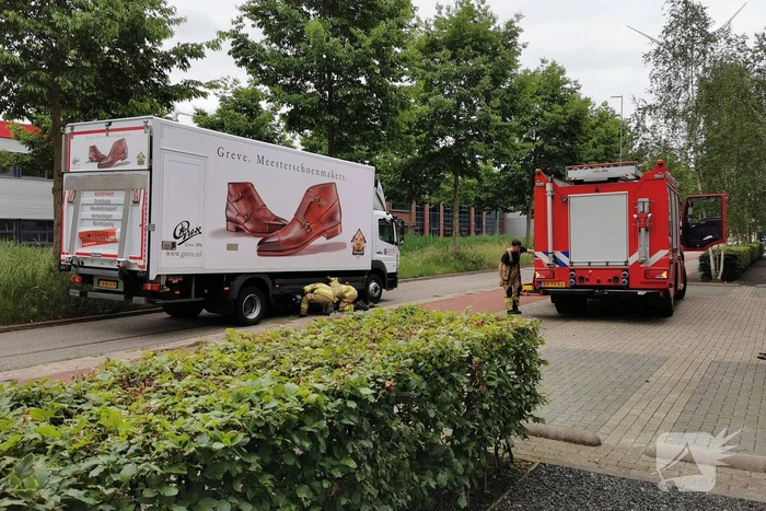 Tank vrachtwagen laat los tijdens het rijden