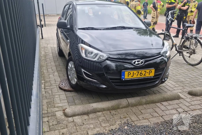 Tank vrachtwagen laat los tijdens het rijden