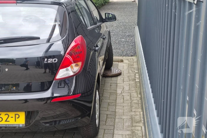 Tank vrachtwagen laat los tijdens het rijden