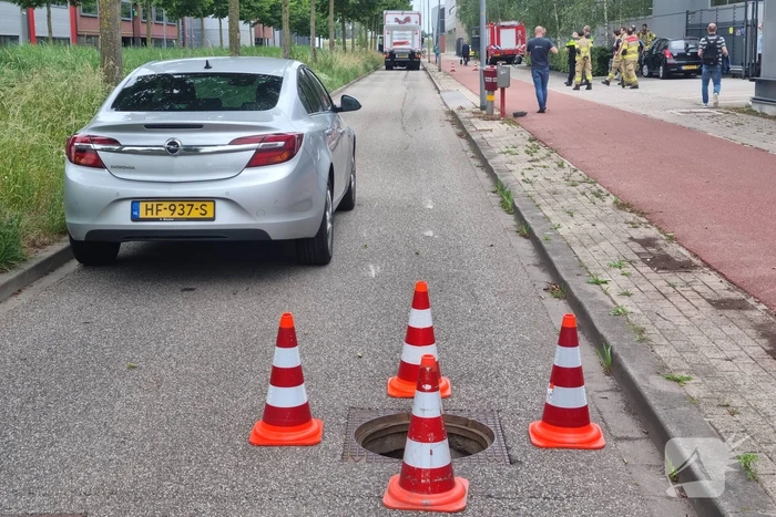 Tank vrachtwagen laat los tijdens het rijden