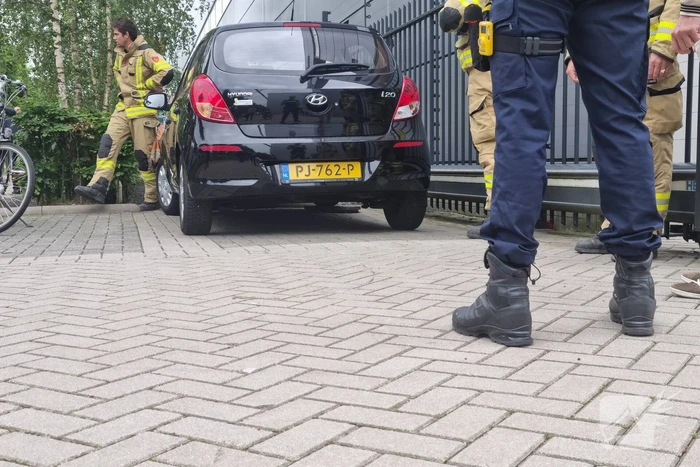 Tank vrachtwagen laat los tijdens het rijden