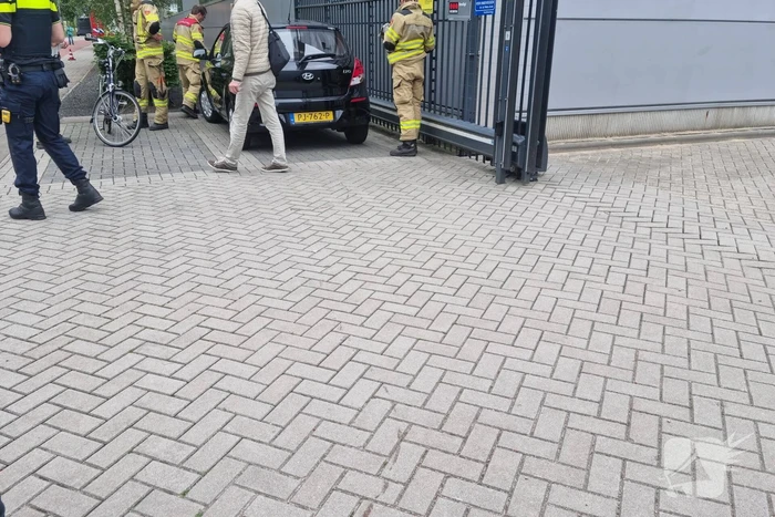 Tank vrachtwagen laat los tijdens het rijden