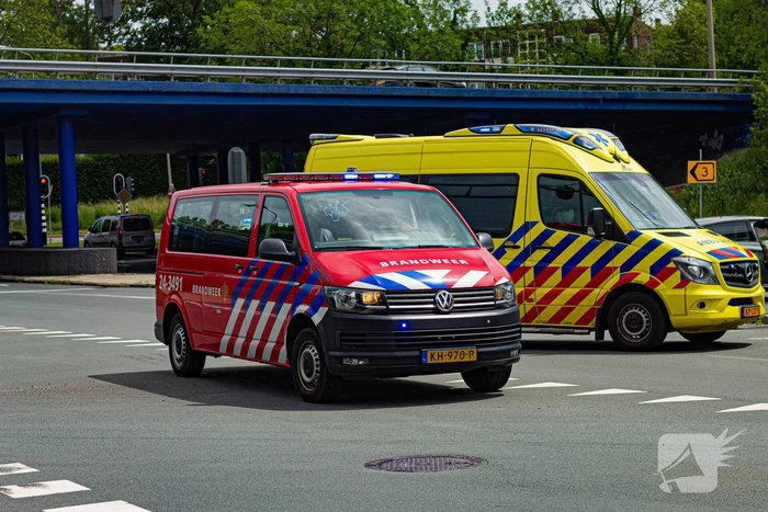 Bestelbus op zijn kop na ongeval op kruising
