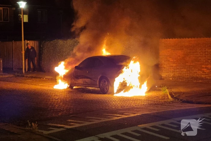 Geparkeerde auto gaat in vlammen op
