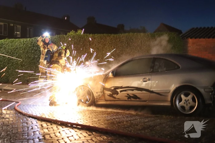 Geparkeerde auto gaat in vlammen op