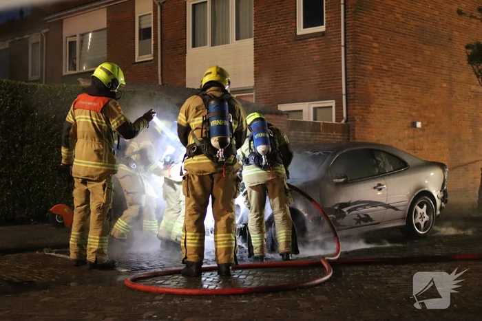 Geparkeerde auto gaat in vlammen op