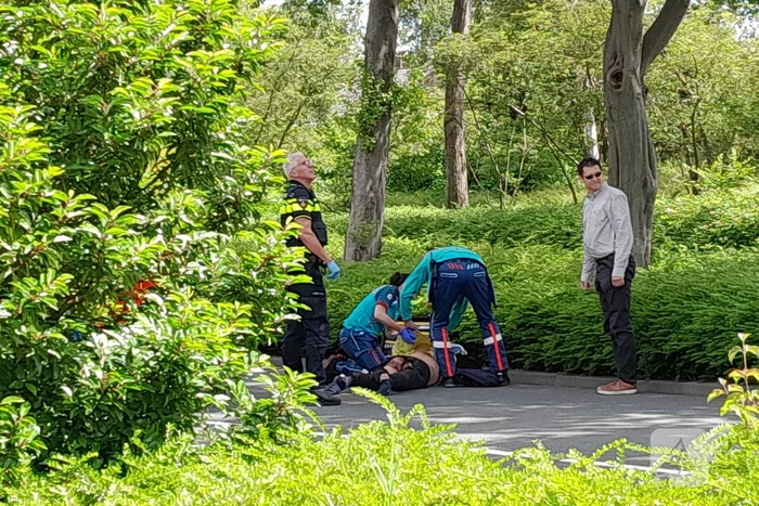 Motorrijder slaat over de kop