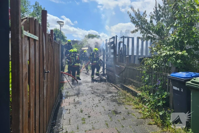Schuur en schuttingen verwoest vanwege brand