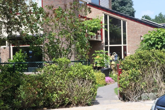 Brandweer doet onderzoek naar gaslucht in woning