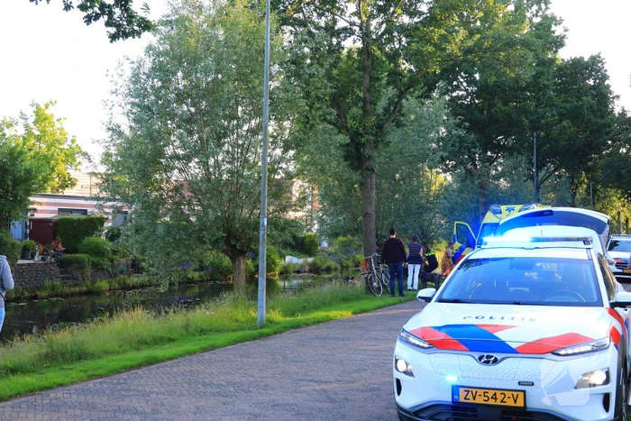Personen op rolstoelfiets raken te water