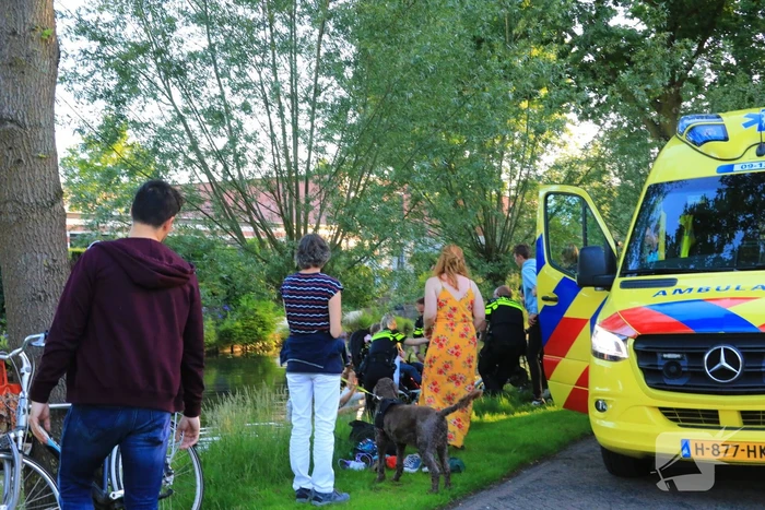 Personen op rolstoelfiets raken te water