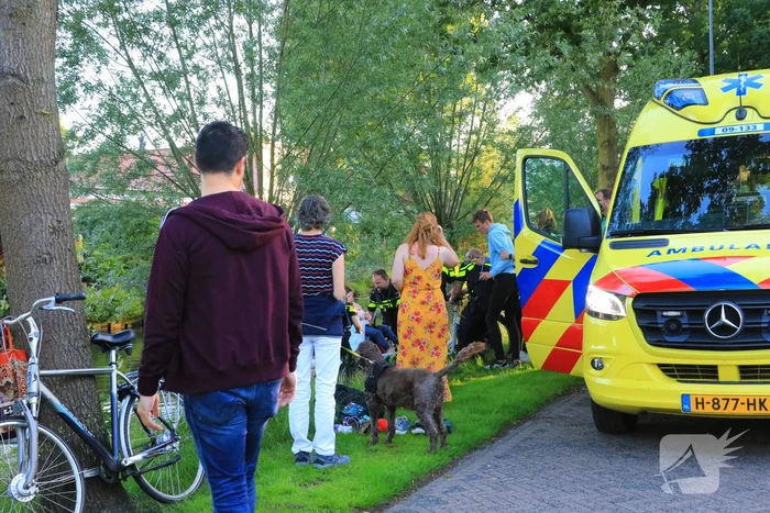 Personen op rolstoelfiets raken te water