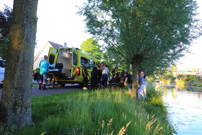 Personen op rolstoelfiets raken te water