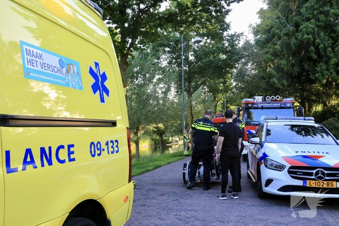 Personen op rolstoelfiets raken te water