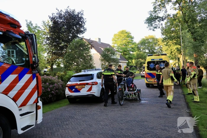 Personen op rolstoelfiets raken te water