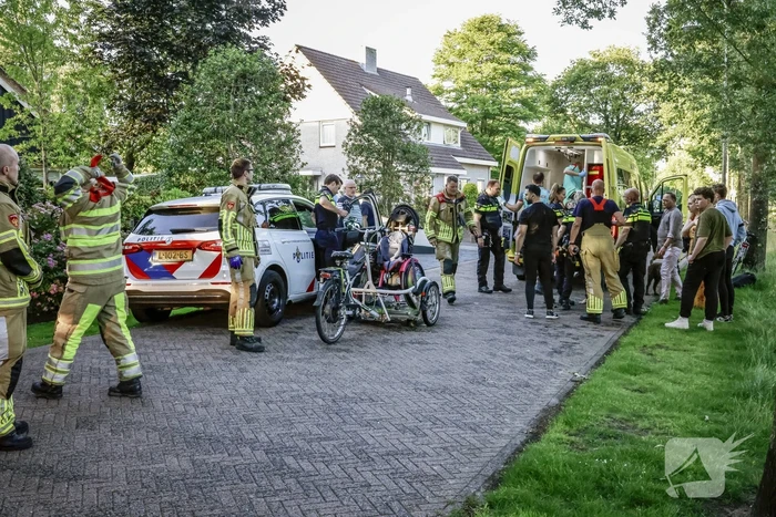 Personen op rolstoelfiets raken te water