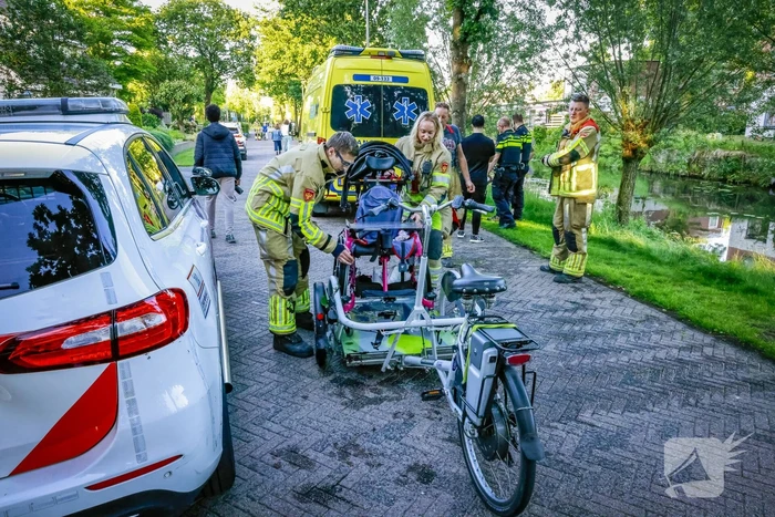 Personen op rolstoelfiets raken te water