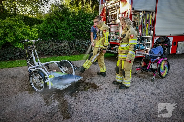 Personen op rolstoelfiets raken te water