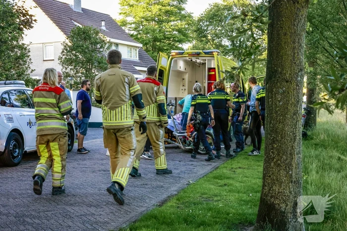 Personen op rolstoelfiets raken te water