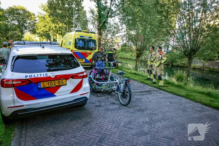 Personen op rolstoelfiets raken te water