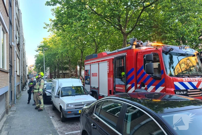 Papier in kelder van appartementencomplex in brand