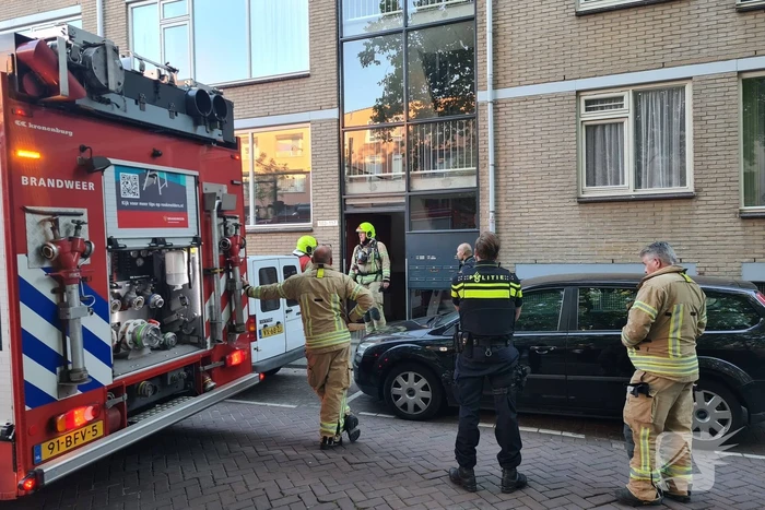 Papier in kelder van appartementencomplex in brand