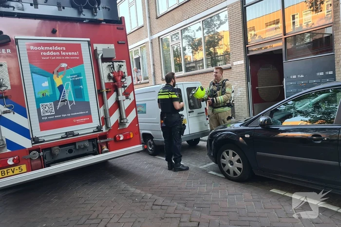 Papier in kelder van appartementencomplex in brand
