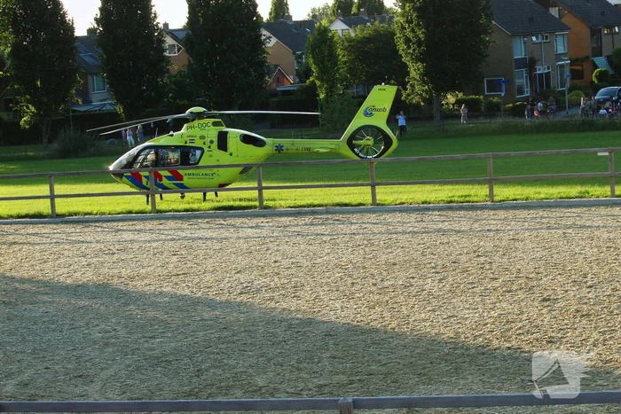 Fietser botst tegen boom en raakt ernstig gewond