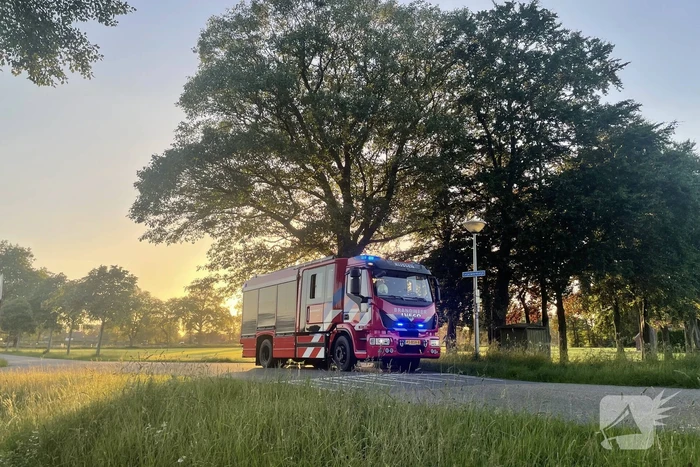 Politie-auto flink beschadigd door klap tegen drempel